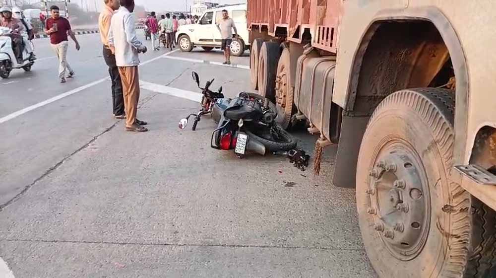 तेज रफ्तार ट्रक ने बाइक सवार को रौंदा, मौके पर ही मौत