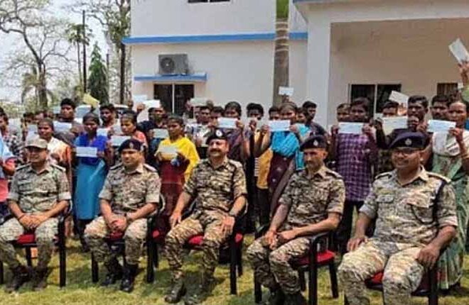 बीजापुर में 50 नक्सलियों ने किया सरेंडर