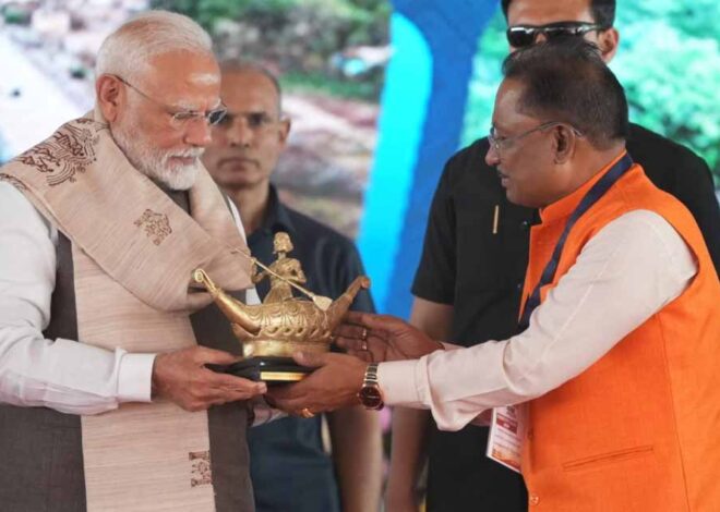 मुख्यमंत्री साय ने प्रधानमंत्री मोदी को भेंट किया बिलासा देवी केवट का मोमेंटो