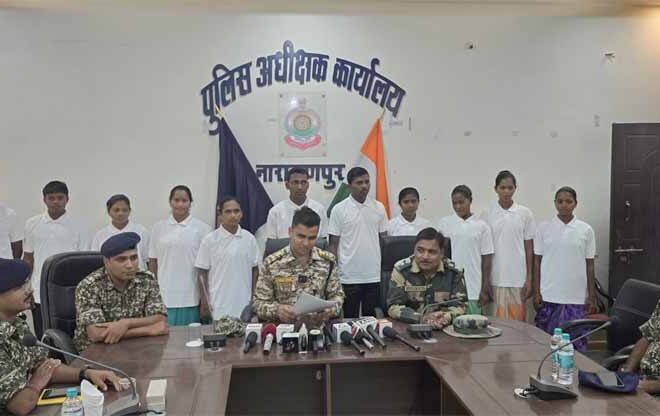 नारायणपुर में 40 लाख के इनामी 7 महिला समेत 11 नक्सलियों ने किया आत्मसमर्पण
