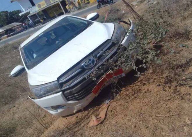 पूर्व विधायक पारसनाथ राजवाड़े की कार हुई हादसे का शिकार