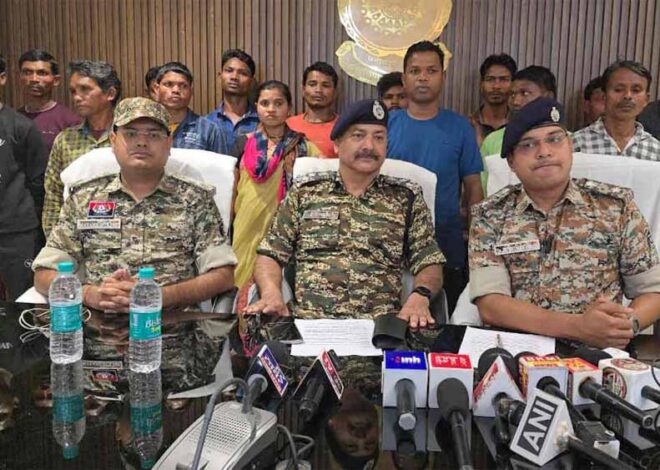नक्सल नीति को बड़ी मिली सफलता, गंगालूर एरिया कमेटी DVCM दिनेश मोडियाम सहित 17 नक्सलियों ने किया आत्मसमर्पण