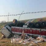 पूर्वांचल एक्सप्रेस-वे पर पलटा शराब का ट्रक