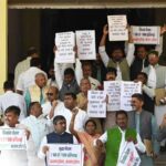 विपक्षी दलों ने बजट से पहले किया हंगामा, विधानसभा के गेट पर प्रदर्शन