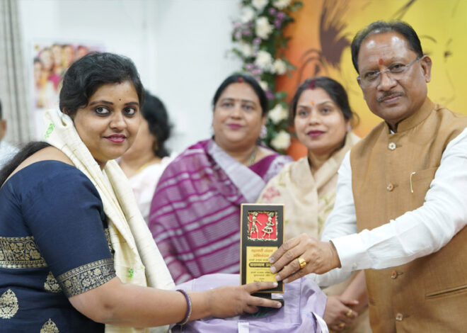 मुख्यमंत्री विष्णुदेव साय ने महिला दिवस पर महतारी वंदन अभिनंदन कार्यक्रम में जनसंपर्क विभाग की महिला अधिकारियों को किया सम्मानित