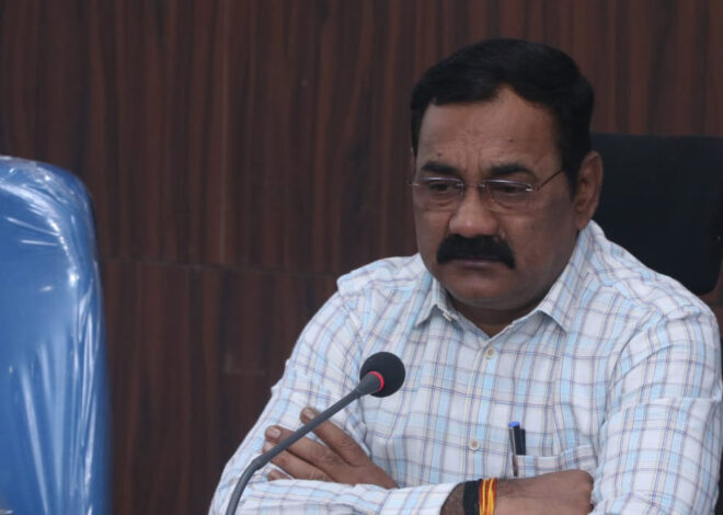 सी.एम. हेल्पलाइन में लंबित शिकायतों का अधिकारी कराए निराकरण:- कलेक्टर
