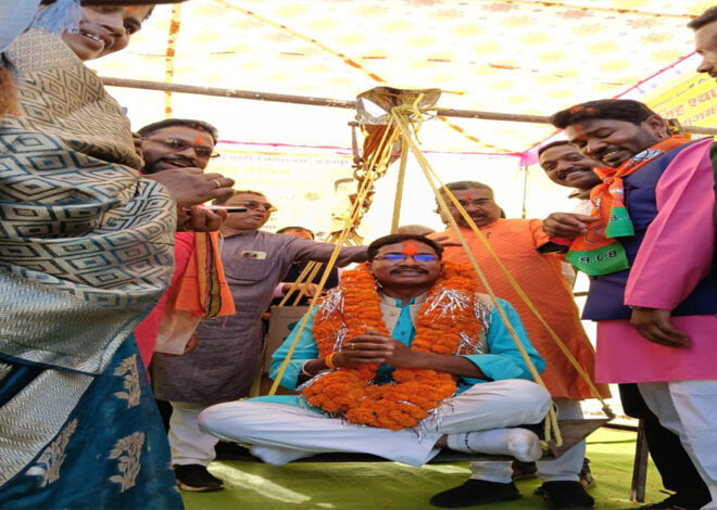 भाजपा जिला अध्यक्ष हीरा सिंह श्याम का कार्यकर्ताओं ने लड्डुओं से तौलकर किया सम्मान