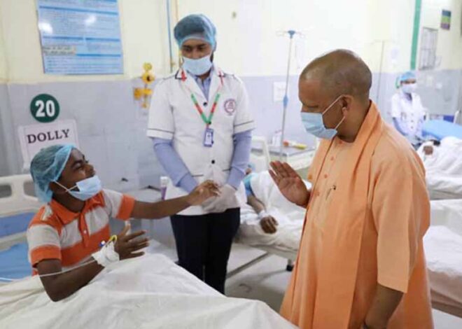 लखनऊ के लोकबंधु अस्पताल पहुंचे सीएम योगी, मानसिक मंदित बच्चों का जाना हाल
