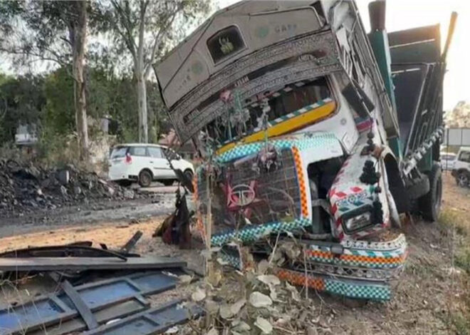सेहतगंज में स्कार्पियो और ट्रक जोरदार टक्कर, ट्रक के हुए दो टुकड़े, 5 की हालत गंभीर