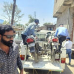 बिजली विभाग की टीम ने बकायादारों के घर से बाइक समेत अन्य उपकरण की जब्त