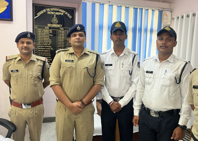 सड़क दुर्घटना में गंभीर रुप से घायल व्यक्ति का “गोल्डन ऑवर” में उपचार कराने पर पुलिस अधीक्षक ने दिया कैश रिवॉर्ड