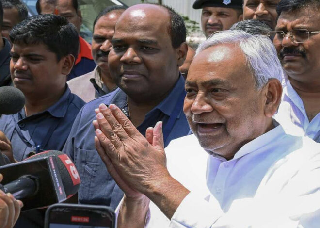 नीतीश सरकार मैट्रिक में पहले स्थान पर दो लड़की और एक लड़के ने बनाई जगह, 2-2 लाख रुपए देगी