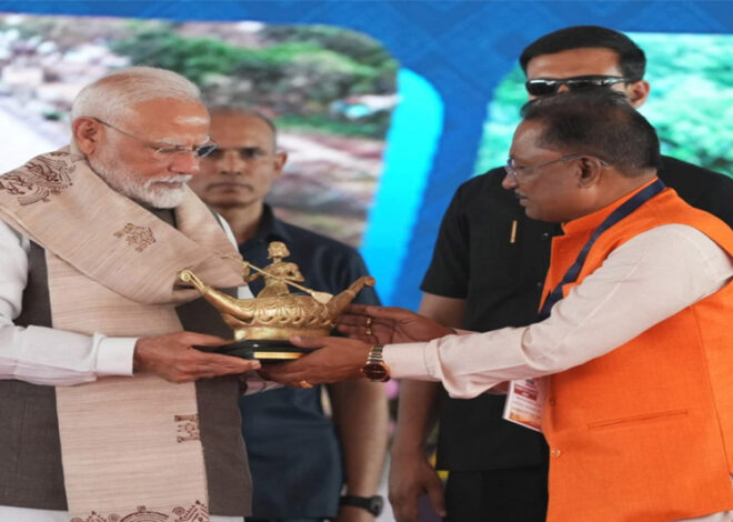 मुख्यमंत्री विष्णुदेव साय ने प्रधानमंत्री नरेंद्र मोदी को भेंट किया बिलासा देवी केवट का मोमेंटो
