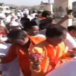 ईद की नमाज पढ़ रहे नमाजियों पर फूल बरसाने लगे भगवाधारी हिंदू