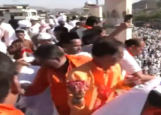 ईद की नमाज पढ़ रहे नमाजियों पर फूल बरसाने लगे भगवाधारी हिंदू