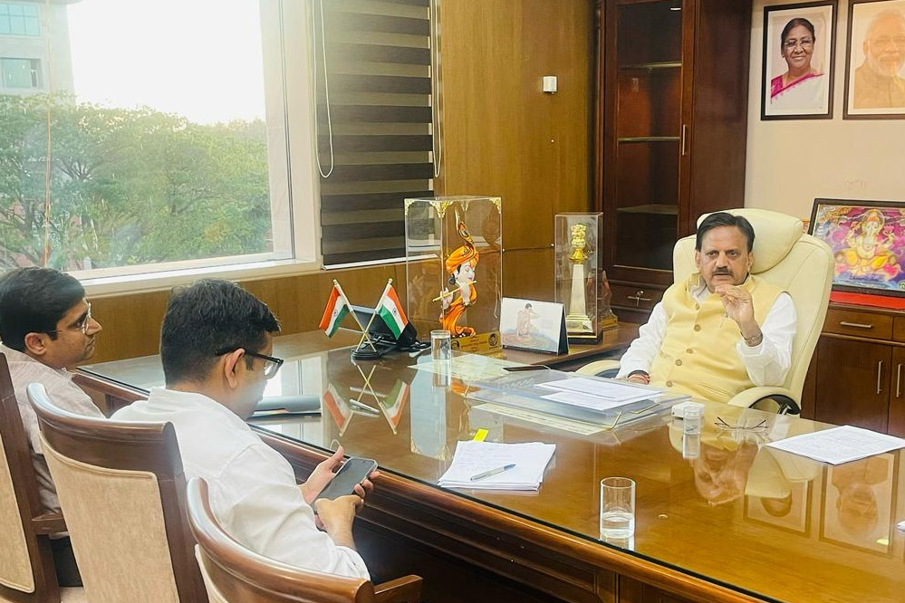 स्वास्थ्य संस्थाओं के उन्नयन के पात्र प्रस्तावों को शीघ्र प्रस्तुत करें : उप मुख्यमंत्री शुक्ल