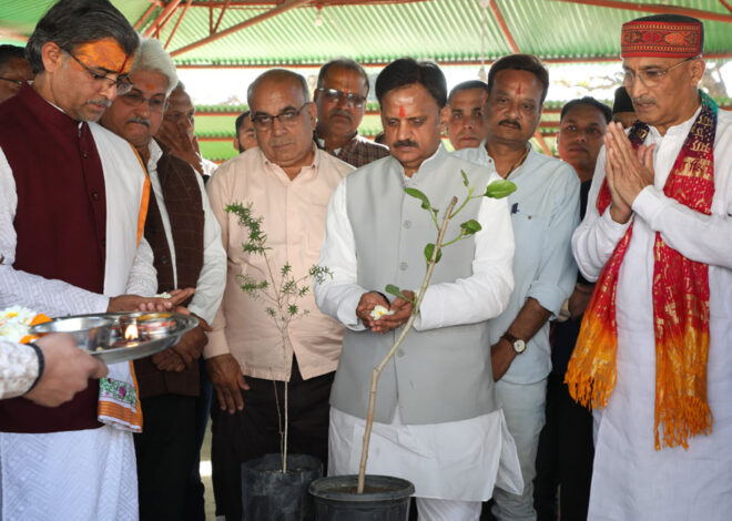 उप मुख्यमंत्री शुक्ल ने लक्ष्मणबाग गौ-शाला परिसर रीवा में कृष्णवट वृक्ष व भोजपत्र वृक्ष का किया रोपण