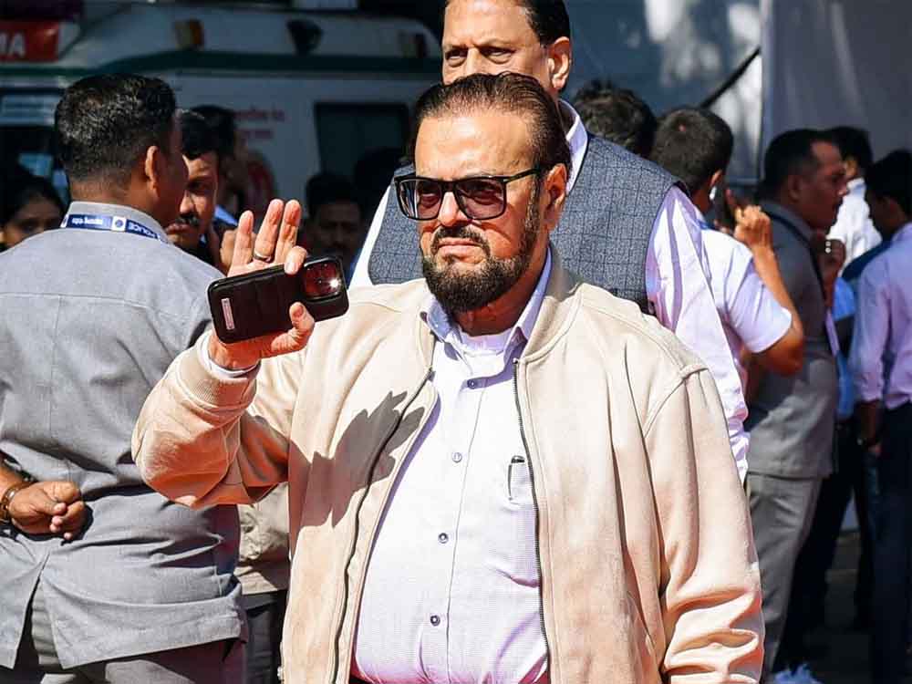 सपा विधायक अबू आजमी की ओर से मुगल शासक औरंगजेब की तारीफ करने पर महाराष्ट्र विधानसभा में मचा हंगामा