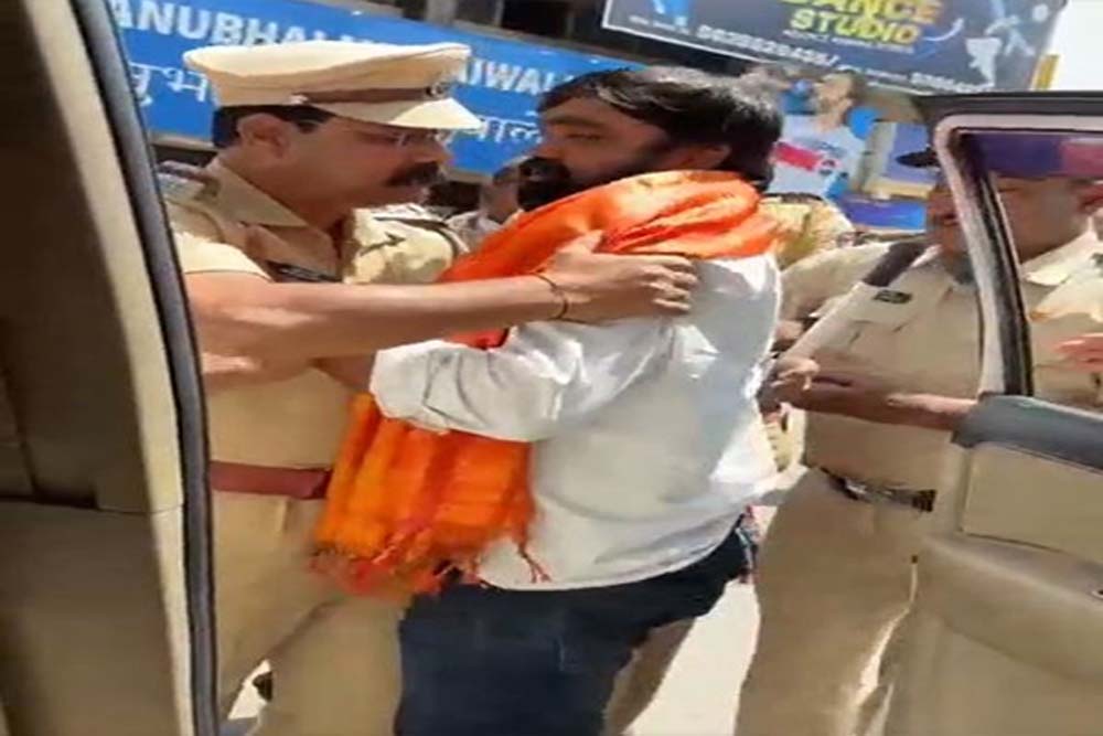 महाराष्ट्र में औरंगजेब की कब्र हटाने को लेकर चल रहा विवाद, बलराजे आवारे को पुलिस ने ल‍िया हिरासत में
