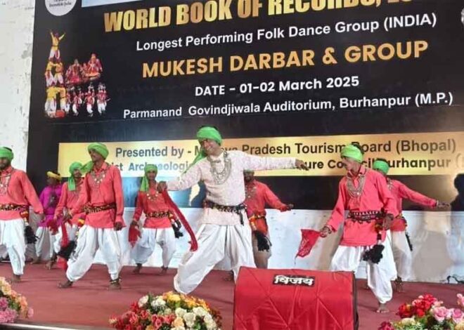 बिना रुके लगातार चौबीस घंटे लोक नृत्य कर वर्ल्ड बुक ऑफ रिकार्ड लंदन में नाम दर्ज कराने के लिए मंच पर उतर दल