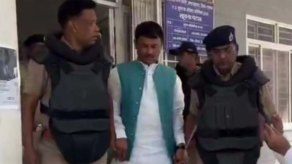 सड़क भूमि स्तर पर बनाई जाए, डिजाइन पर आपत्ति, पैदल यात्रा से पहले कांग्रेस नेता गिरफ्तार