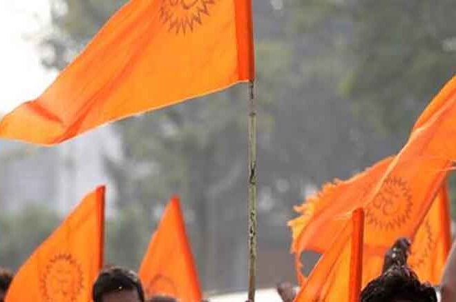 पुलिस द्वारा मंदिर में चल रही भजन संध्या बंद करवाने के मामले में हिंदू संगठन सहित संत समाज पब और क्लब को बंद करवाएगा