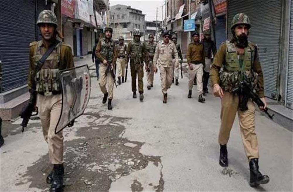जम्मू-कश्मीर में आतंकवाद को बढ़ावा देने वालों पर नकेल कसने के लिए कई घरों में की जा रही छापामारी