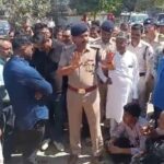 मध्यरात्रि कुछ बदमाशों ने एक घर पर पथराव कर दिया, तोड़फोड़ करते हुए जमकर हंगामा किया, दहशत में बुजुर्ग को आया हार्ट अटैक