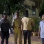 महाराष्ट्र के पुणे में एक ट्रैफिक सिग्नल पर बीएमडब्ल्यू से उतरकर पेशाब करने का एक वीडियो वायरल, हुए अरेस्ट