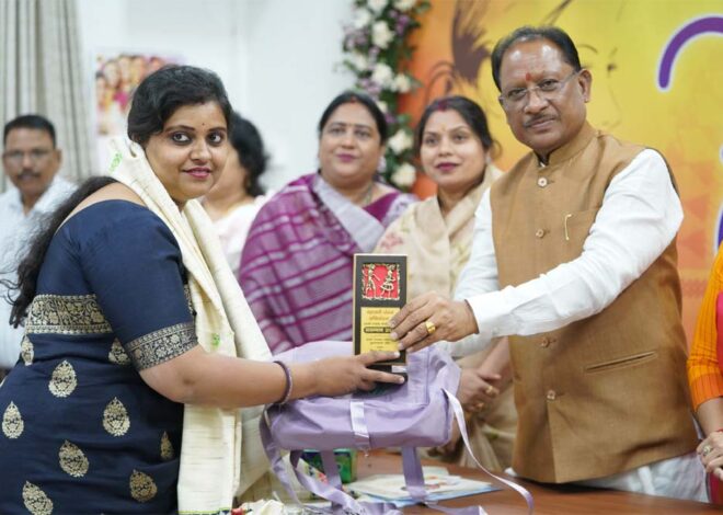 मुख्यमंत्री विष्णुदेव साय ने जनसंपर्क विभाग की महिला अधिकारियों को किया सम्मानित