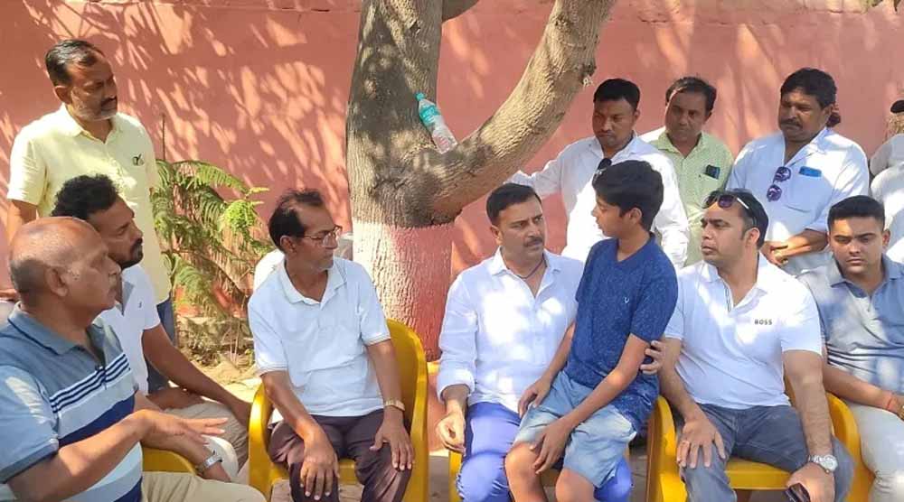शहीद मनीष रंजन के परिवार से मिले सुदेश महतो, कहा- निर्दोषों के रक्त का हिसाब लिया जाएगा