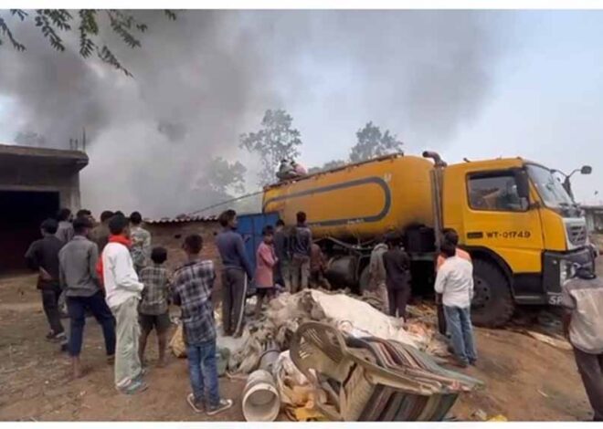 लातेहार में कबाड़ी दुकान में लगी भीषण आग