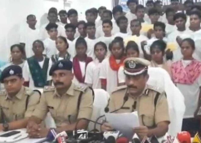आईजी के समक्ष महिला-पुरुष समेत 86 नक्सलियों ने  किया आत्मसमर्पण