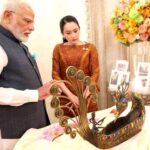 थाई प्रधानमंत्री शिनवात्रा को प्रधानमंत्री मोदी ने डोकरा पीतल की मोर नाव की भेंट