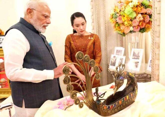थाई प्रधानमंत्री शिनवात्रा को प्रधानमंत्री मोदी ने डोकरा पीतल की मोर नाव की भेंट