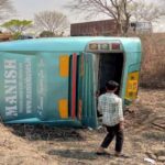 दुर्ग से प्रयागराज जा रही बस एमपी में पलटी, कई यात्री घायल