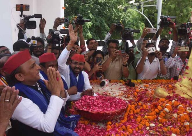 सपा प्रमुख अखिलेश यादव ने बाबा साहब की प्रतिमा पर किया माल्यार्पण