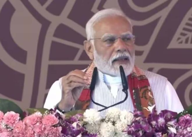 वाराणसी पहुंचे पीएम मोदी, 3,880 करोड़ की विकास परियोजनाओं की दी सौगात