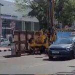 मेट्रो ओरेंज लाइन व ब्ल्यू लाइन निर्माण ने डेढ़ किमी लंबाई की सडक़ को खत्म कर दिया