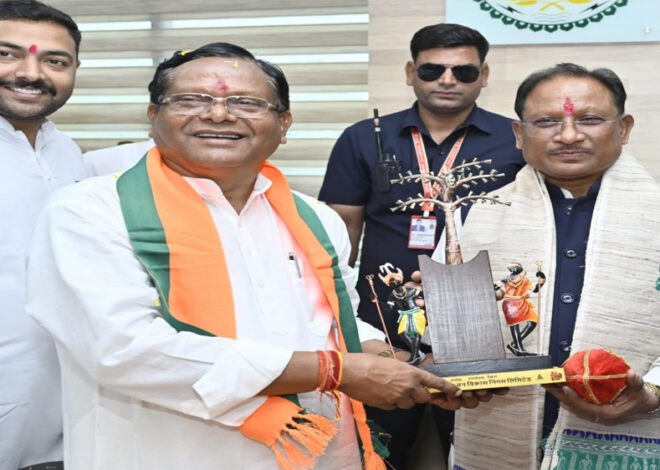 रायपुर : मुख्यमंत्री विष्णु देव साय छत्तीसगढ़ राज्य वन विकास निगम के अध्यक्ष रामसेवक पैकरा के पदभार ग्रहण समारोह में हुए शामिल