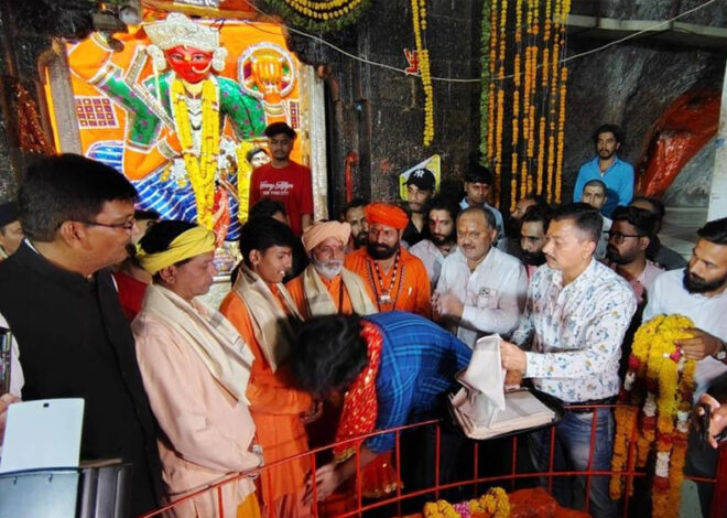 देवास : विधायक पुत्र ने माता टेकरी पहुंचकर पुजारी के पैर छुकर मांगी माफी