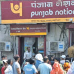 अमरनाथ यात्रा के ऑफलाइन रजिस्ट्रेशन के पहले दिन पंजाब नैशनल बैंक की शाखा पर श्रद्धालुओं की उमड़ पड़ी भीड़