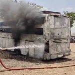 बस में लगी भीषण आग, फायर ब्रिगेड की टीम ने मौके पर पहुंचकर आग पर पाया काबू