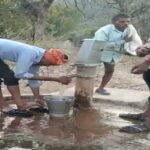 ग्राम  पंचायत खैराही के बिगड़े हैन्डपम्पों का पीएचई दल के द्वारा किया गया सुधार
