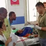 खरगोन :नगर पालिका के सफाई कर्मचारियों से भरा वाहन पलटा, एक की मौत 12 घायल