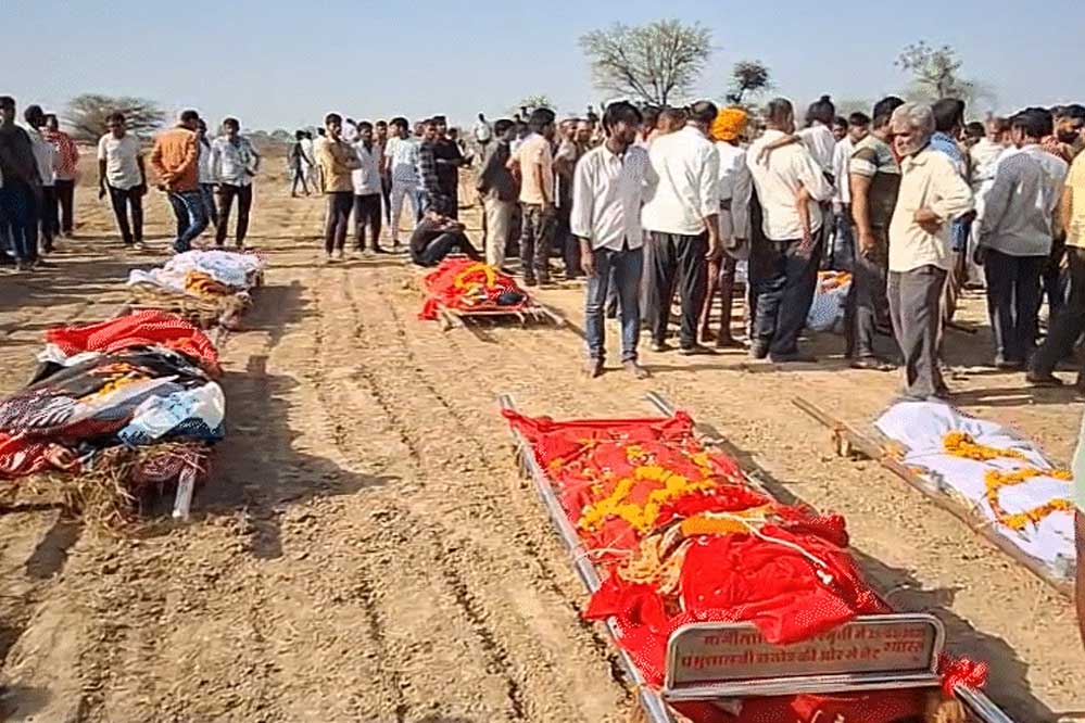 मंदसौर हादसा : खोजनखेड़ा गांव में एक साथ उठीं 6 अर्थियां, गांव में पसरा मातम, कुएं में वैन गिरने से 12 की मौत हुई थी