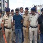 कमलापति स्टेशन पर पुलिसकर्मी की पिटाई करने वाले तीनों आरोपी गिरफ्तार, पुलिस ने निकाला जुलूस, नाम देखकर किया था हमला