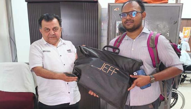 भोपाल स्टेशन पर कुली की ईमानदारी और रेलवे अधिकारी की तत्परता से यात्री को मिला खोया हुआ बैग