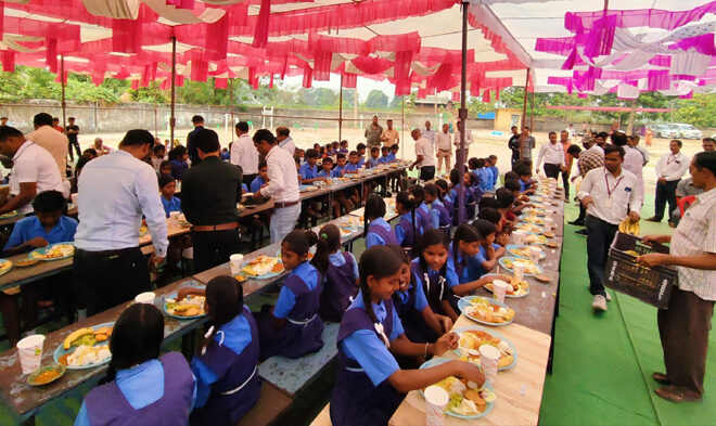 सक्ती : न्योता भोज कार्यक्रम में शामिल हुए कलेक्टर एवं जिला पंचायत सीईओ