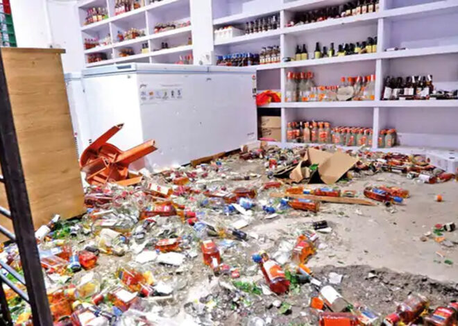 मंदसौर शराब दुकान पर फूटा महिलाओं का गुस्सा, शराब का स्टॉक नष्ट किया, 15 वाहन फोड़े, बाइक जलाई
